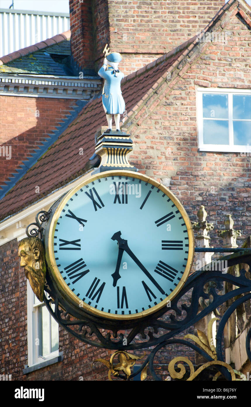 Vieille horloge suspendue de l'église St Martin dans Coney Street New York Banque D'Images