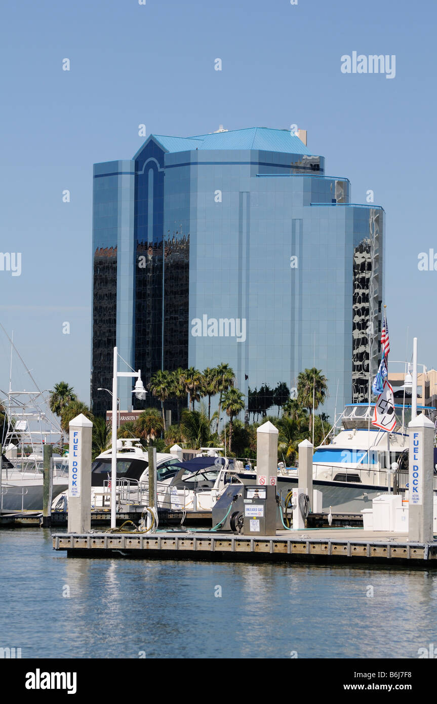 Quais du port de plaisance et un grand immeuble de bureaux à Sarasota en Floride USA Banque D'Images