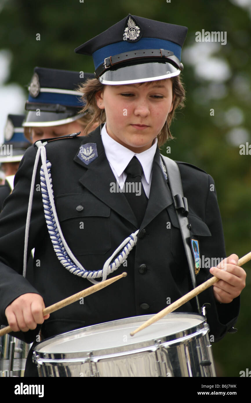 Une fille joue drum roll Banque D'Images