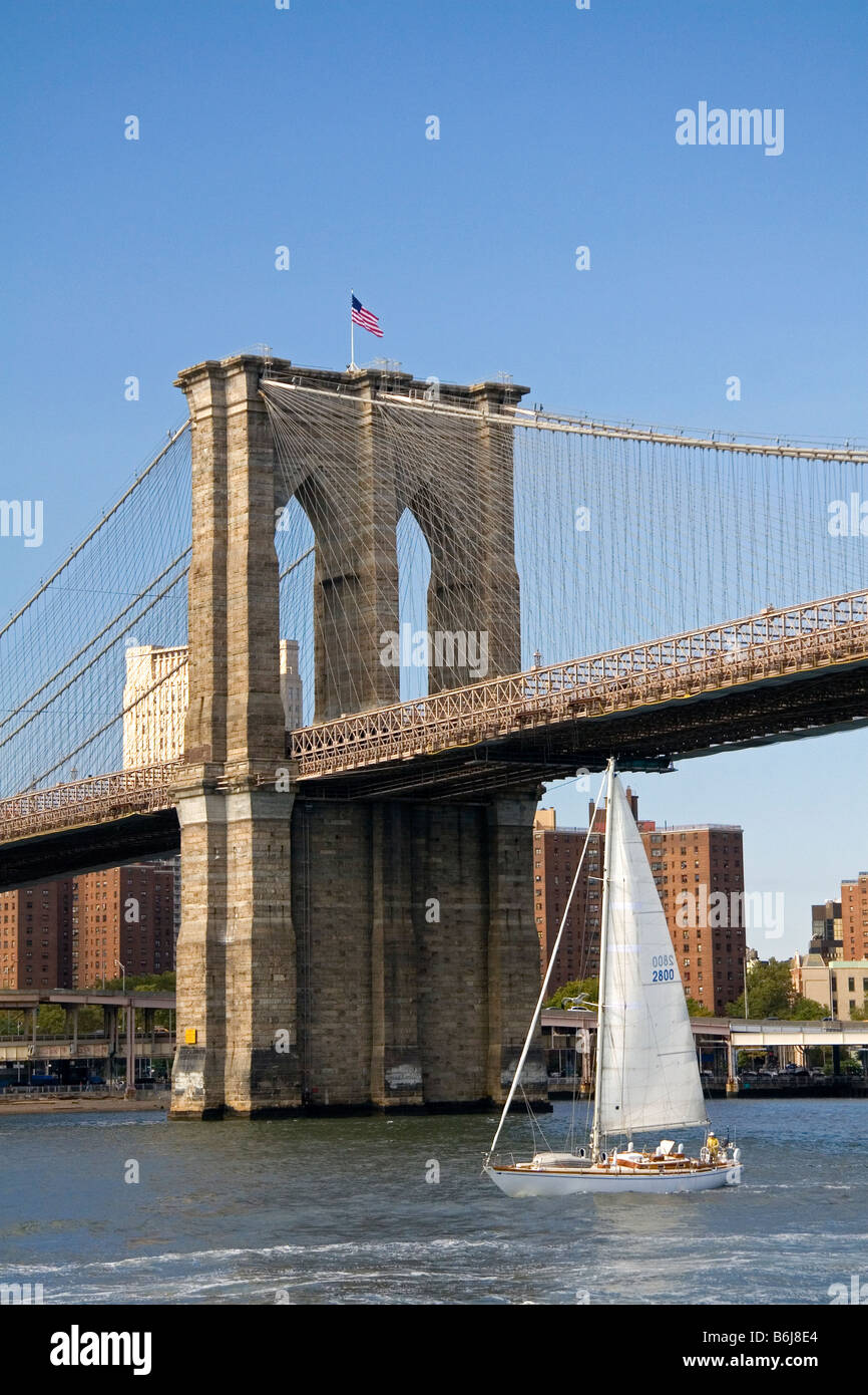 Voilier passant sous le pont de Brooklyn à New York City New York USA Banque D'Images