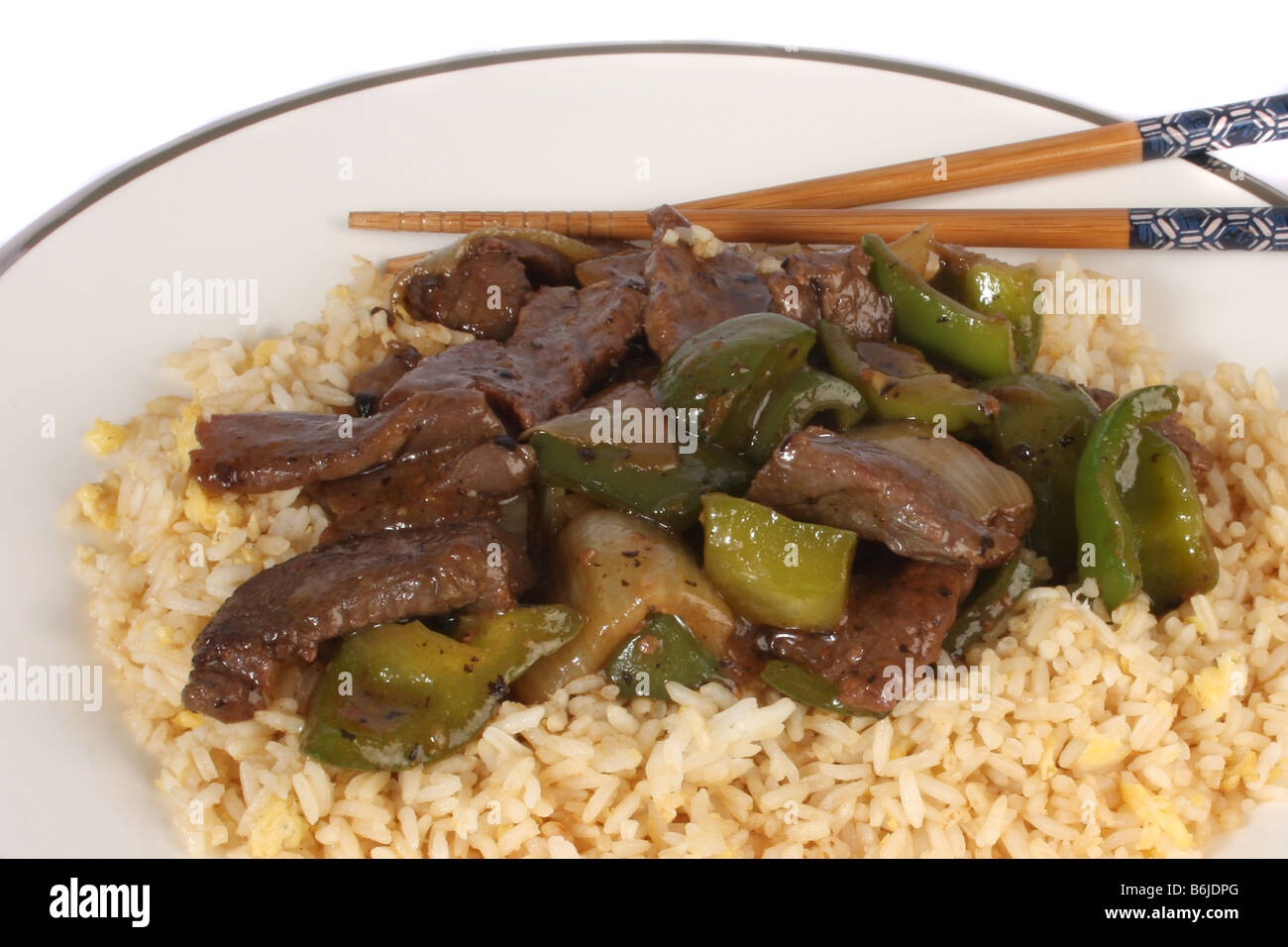 Le boeuf et la sauce aux haricots noirs avec des poivrons verts et des oeufs au plat de riz. Banque D'Images