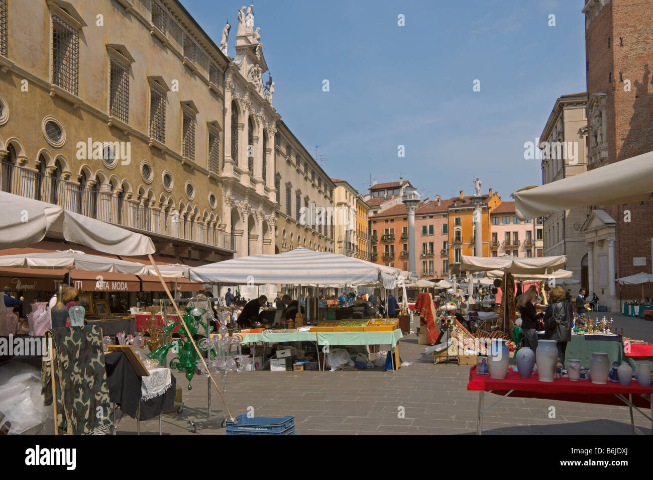 Vicenza Piazza dei Signori Antiques Market Vénétie Italie Avril 2008 Banque D'Images
