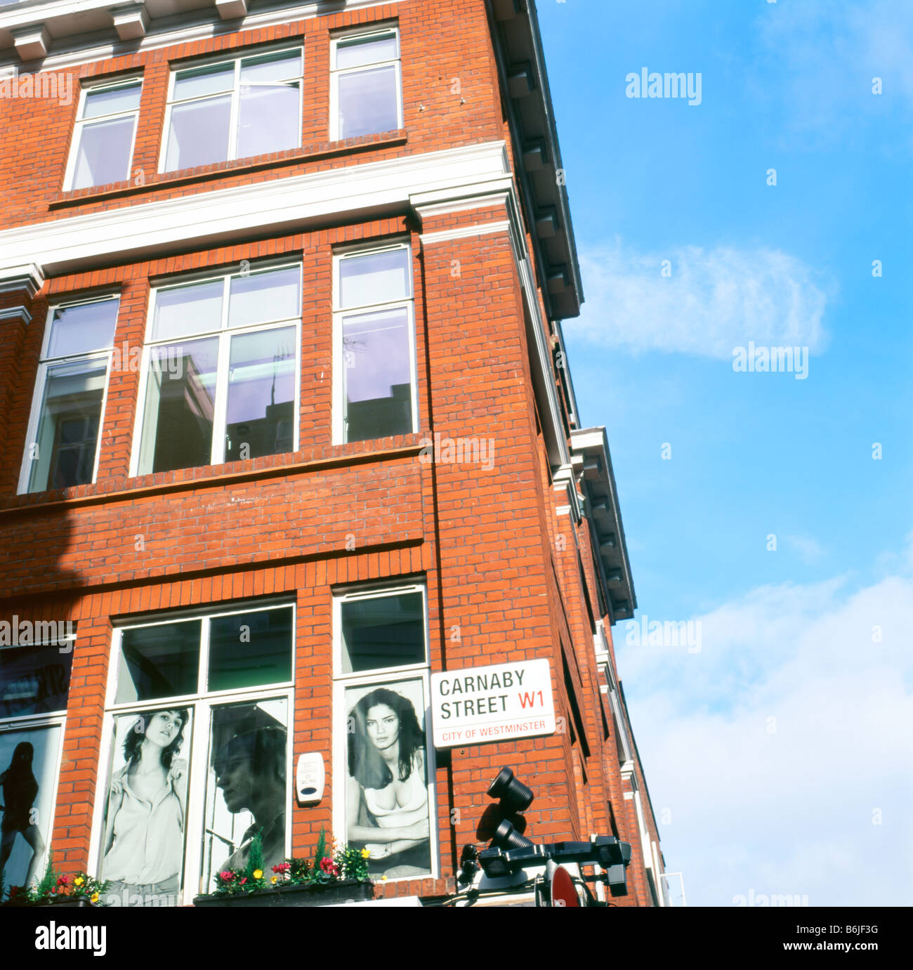 Carnaby Street sign sur coin de Soho Londres Angleterre Royaume-uni construction Banque D'Images