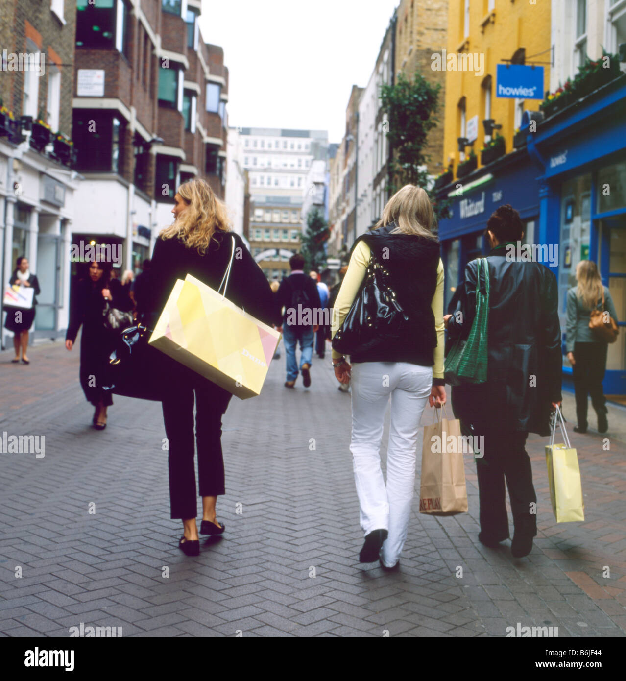Les acheteurs de Noël shopping sur Carnaby Street London UK KATHY DEWITT Banque D'Images