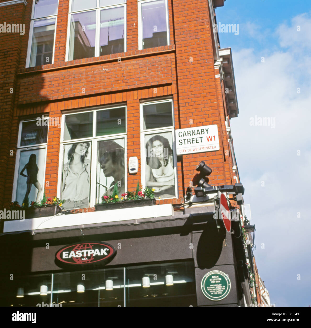 Carnaby Street sign sur l'immeuble d'angle Soho Londres W1 England UK KATHY DEWITT Banque D'Images