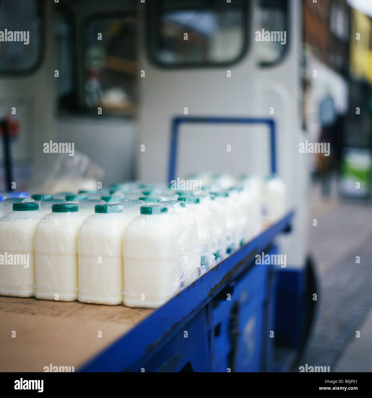 Bouteilles de lait en plastique sur un flotteur de lait laitier livrant aux magasins d'Islington Londres Angleterre Royaume-Uni KATHY DEWITT Banque D'Images