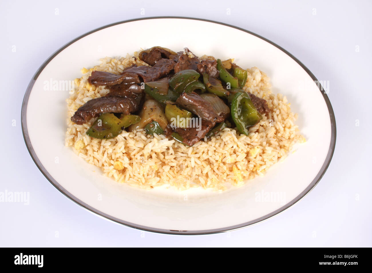 Le boeuf et la sauce aux haricots noirs avec des poivrons verts et des oeufs au plat de riz. Banque D'Images
