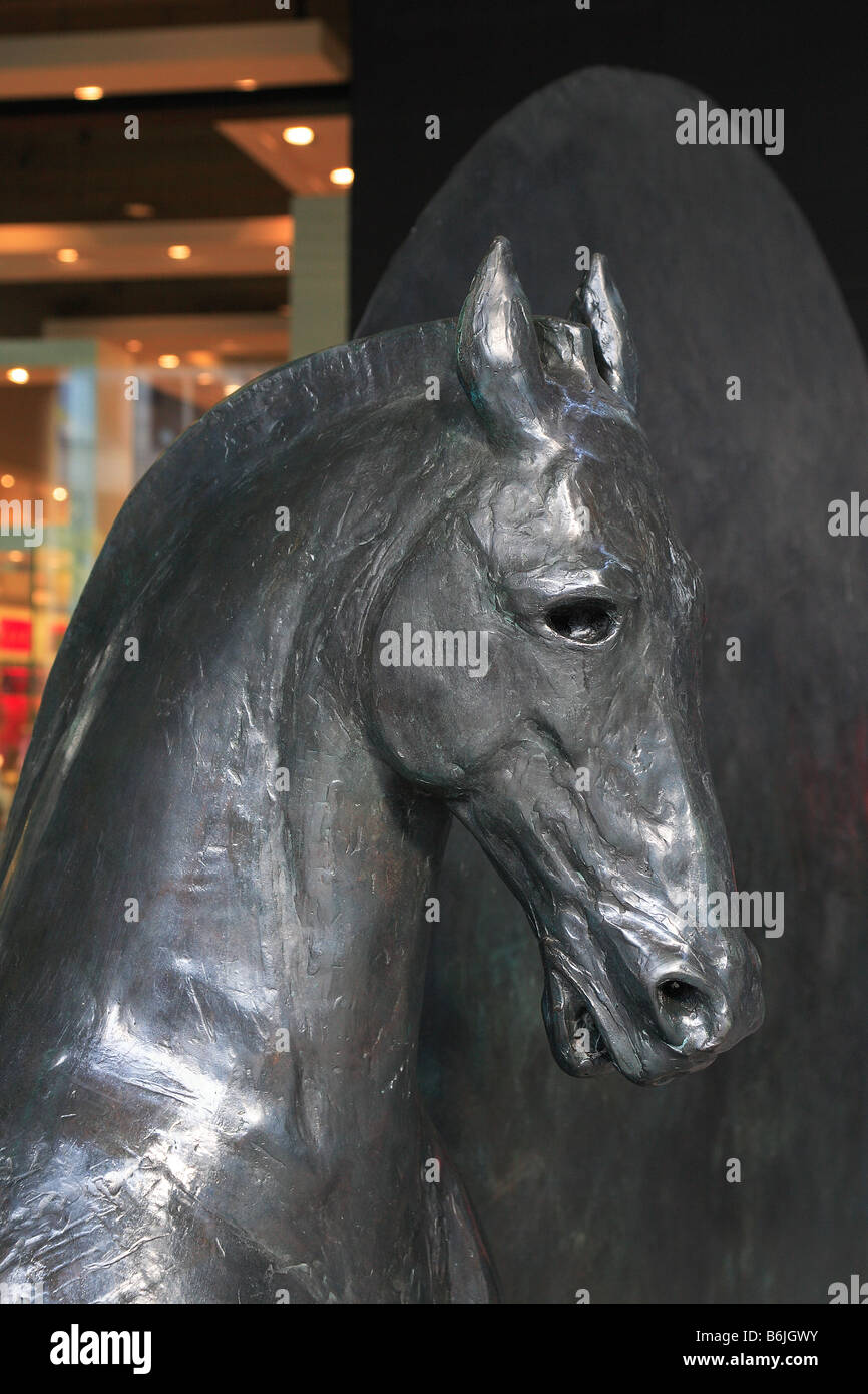 Christopher Le Brun Union Horse sculpture avec deux disques à l'extérieur de Londres ville musée de Londres Angleterre Banque D'Images