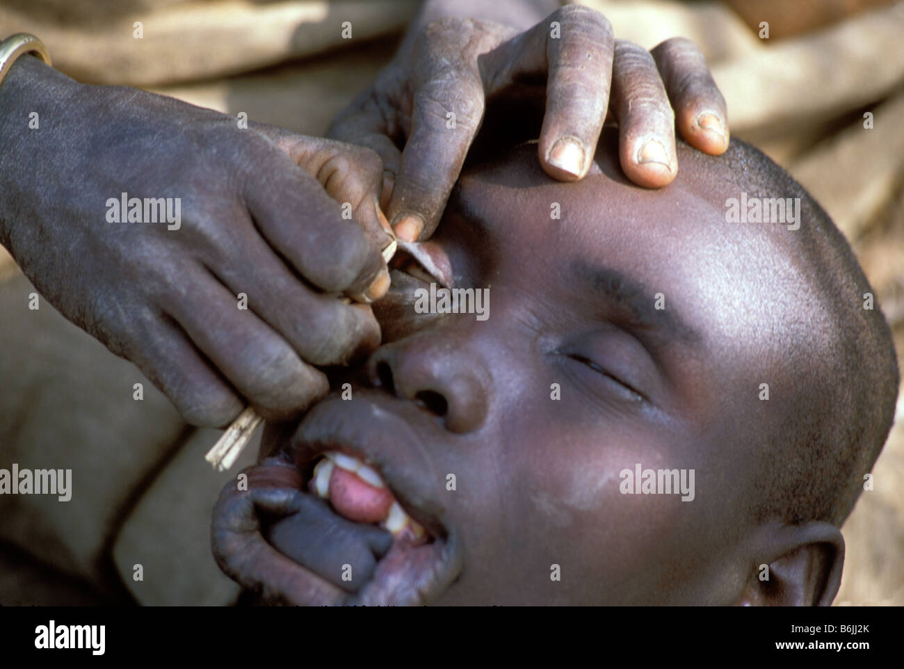 Woman les cils d'une autre femme, dans un village Mursi dans la région de l'Omo d'Ethiopie, l'Afrique. (MR) Banque D'Images