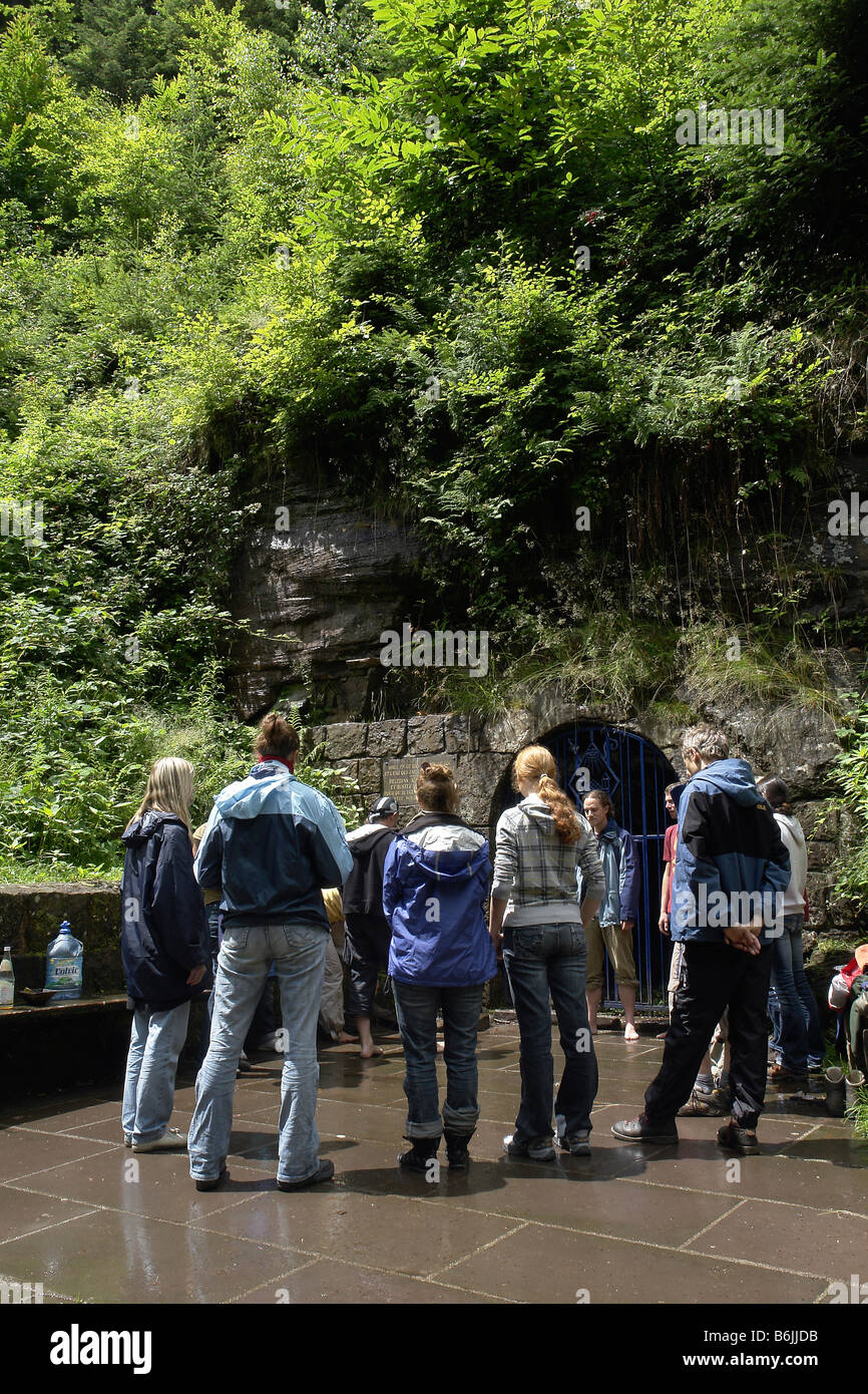 Groupe de jeunes pèlerins allemands priant devant st odile fontaine - Mont Saint Odile - Alsace - France Banque D'Images
