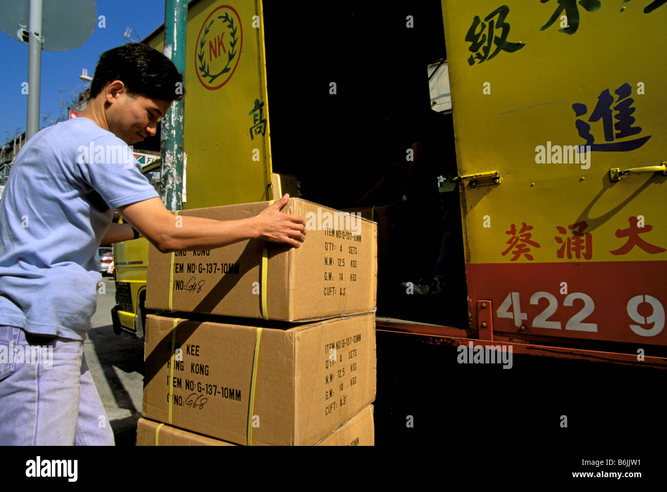 L'Asie, Chine, Hong Kong. Le déchargement des camions de livraison de travailleur à Sheung Shui dans les nouveaux territoires Banque D'Images