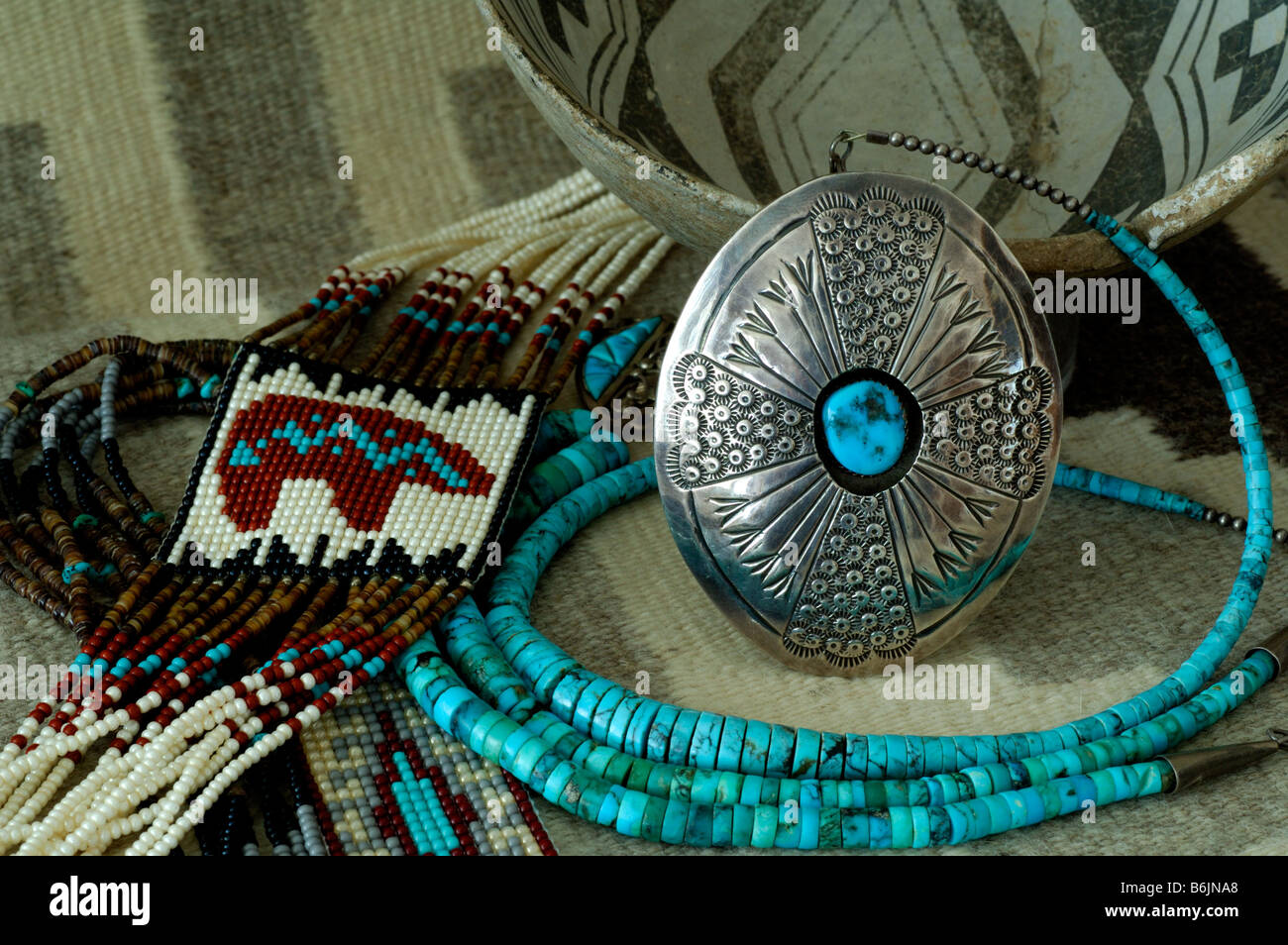Au sud-ouest, American Indian Art & Artisanat. Couverture Navajo, le perlage, turquoise collier. Banque D'Images