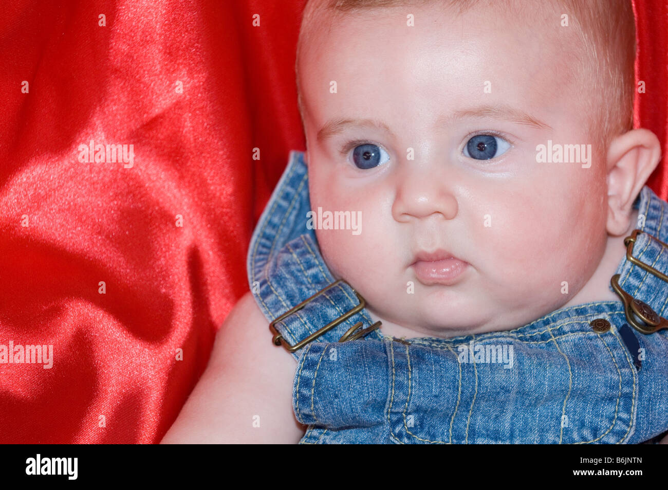 Beau Bebe Aux Yeux Bleus Photo Stock Alamy