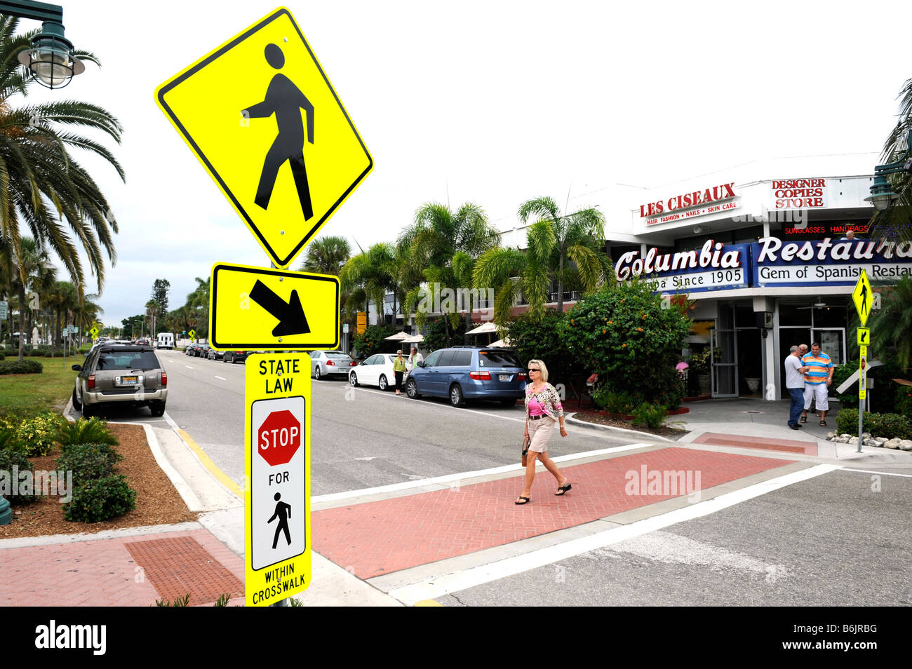 Femelle en concordance à St Armand Circle Sarasota Floride Lido Key U S Banque D'Images