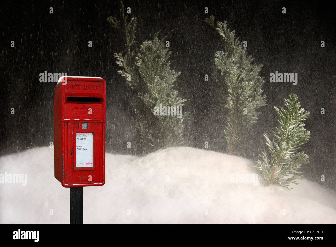 Une boîte rouge dans la neige de l'hiver. Banque D'Images