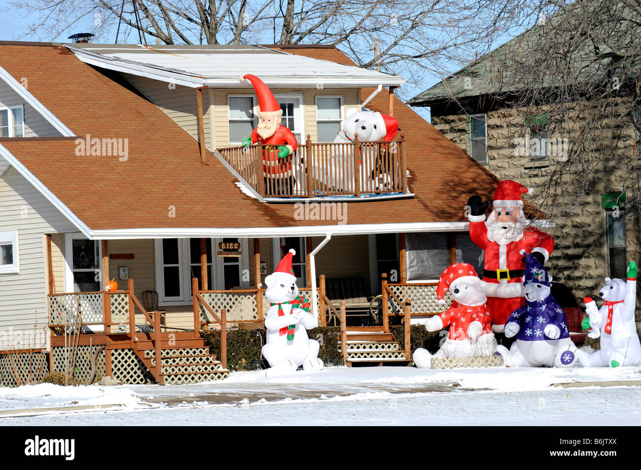 Affichage d'ornements de Noël pour la maison de vacances en face d'une maison Banque D'Images