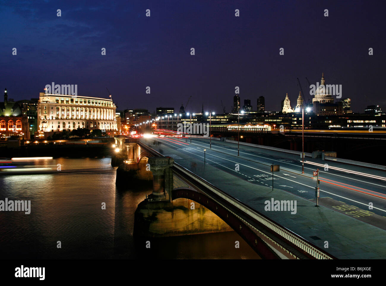 UK ; Angleterre ; Londres. Blackfriars Bridge avec Unilever Construire et la Cathédrale St Paul. Banque D'Images