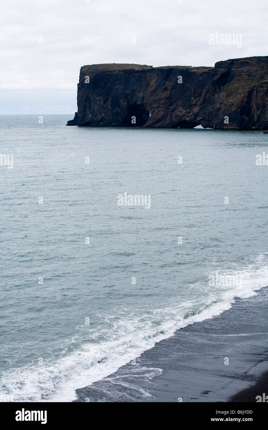 Dýrhólaey le trou dans la porte de passage de rock point le plus au sud de l'Islande près de Vík Banque D'Images