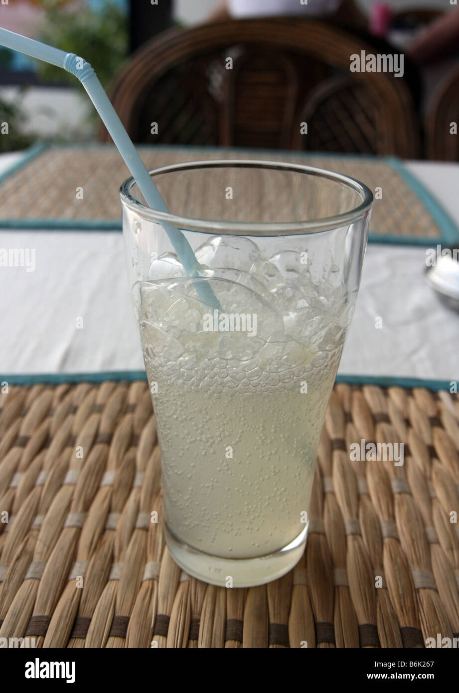 Bulle de verre de limonade avec de la paille Banque D'Images