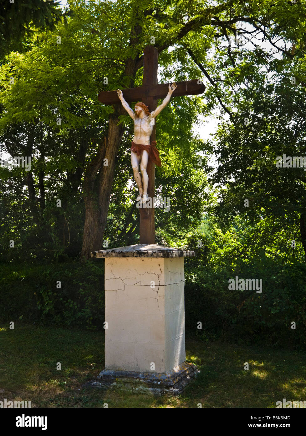 Statue de Jésus Christ sur la croix à l'extérieur d'une église dans le sud-ouest de la France l'Europe Banque D'Images Statue de Jésus Christ sur la croix à l'extérieur d'une église dans le sud-ouest de la France l'Europe Banque D'Images