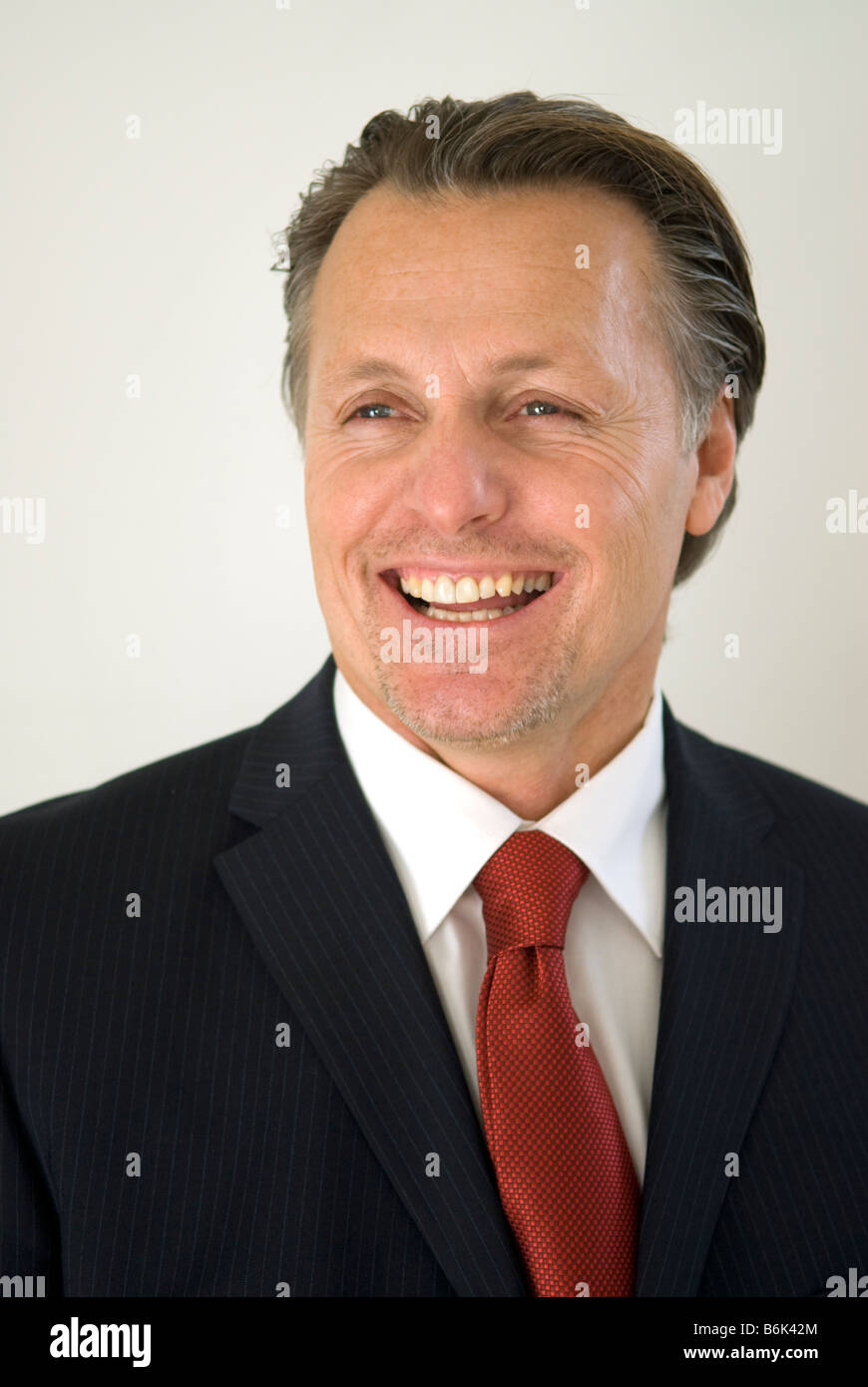 Le portrait d'une smart 40 beau businessman laughing. Banque D'Images