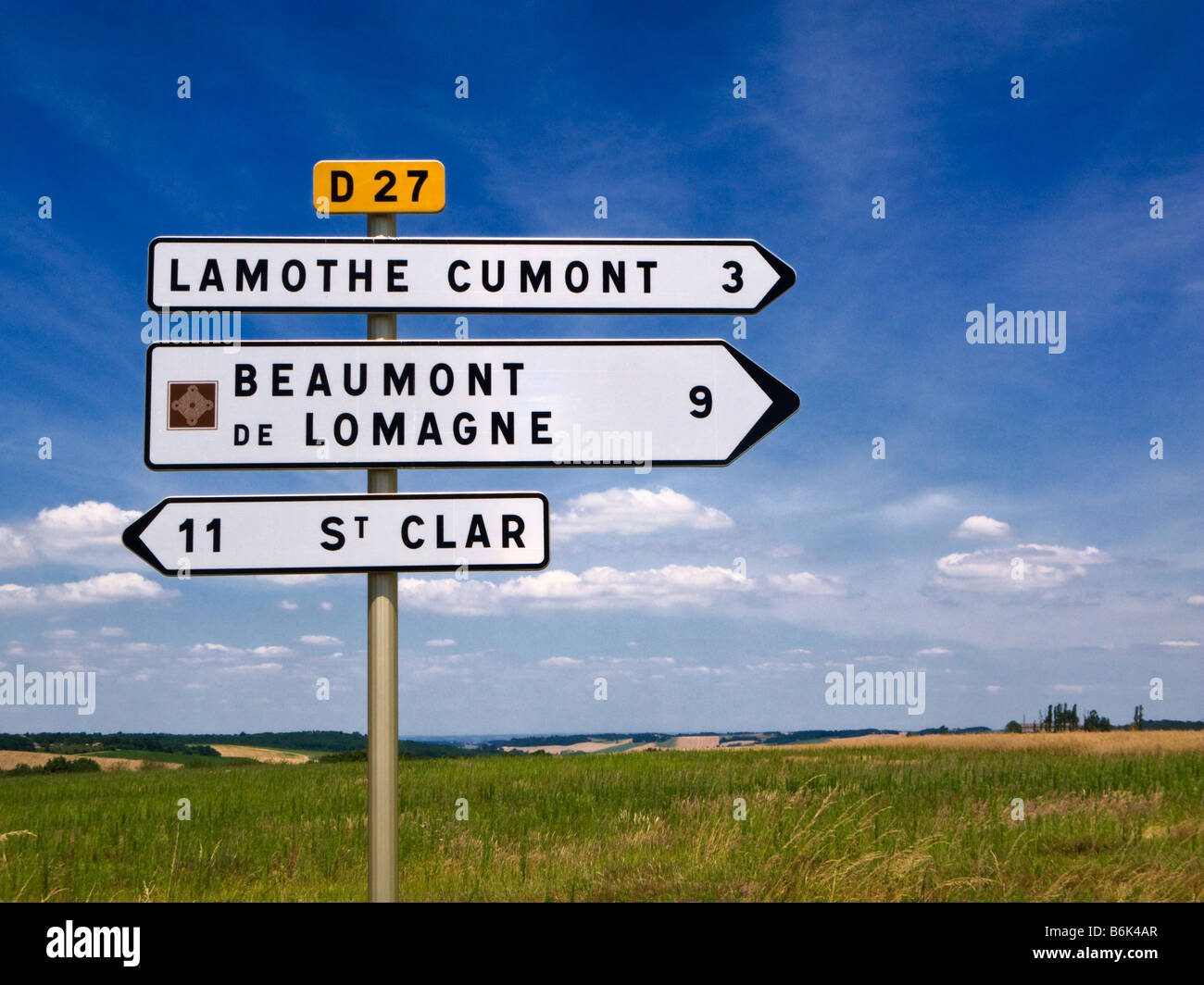 Panneau de signalisation routière français sur une route rurale avec directions et distances, France, Europe Banque D'Images
