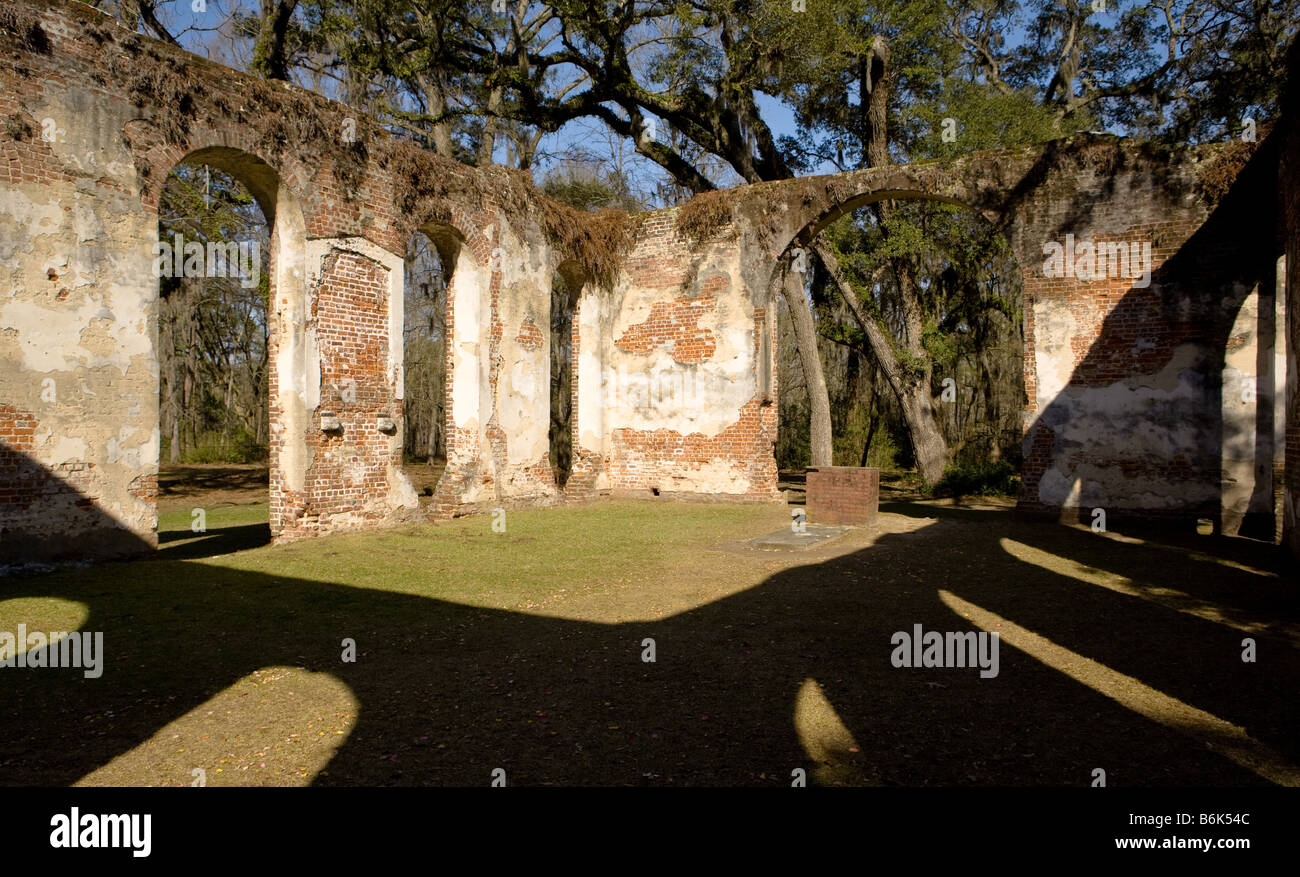 La fin de l'après-midi soleil projette l'ombre dans les ruines de l'église de paroisse de Prince Williams, Sheldon, Caroline du Sud Banque D'Images