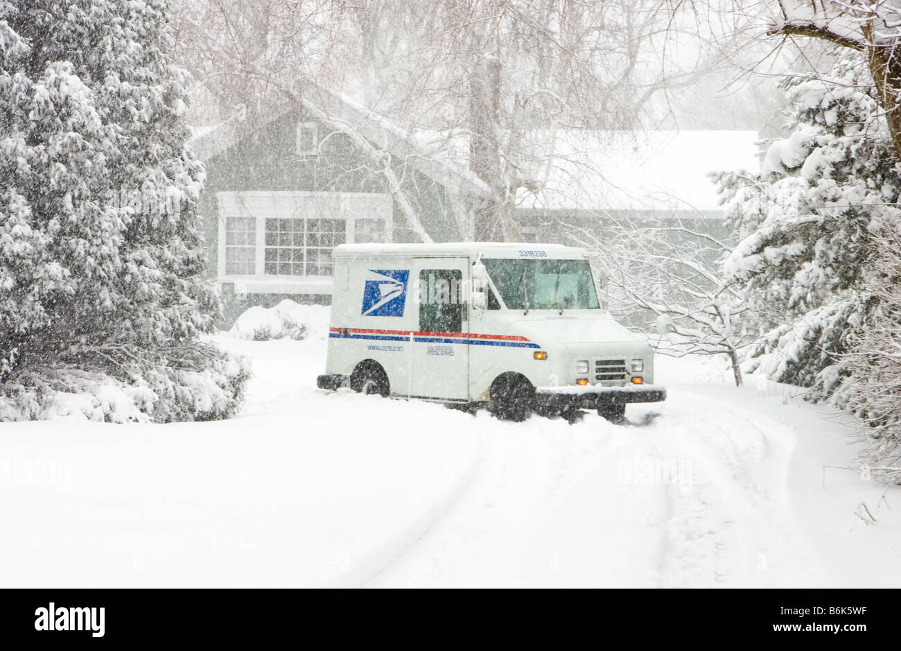 Le US Postal Service chariot est bloqué en effet de lac 'neige' du Lac Michigan après la distribution du courrier à une résidence lors d'un blizzard au Wisconsin. Banque D'Images