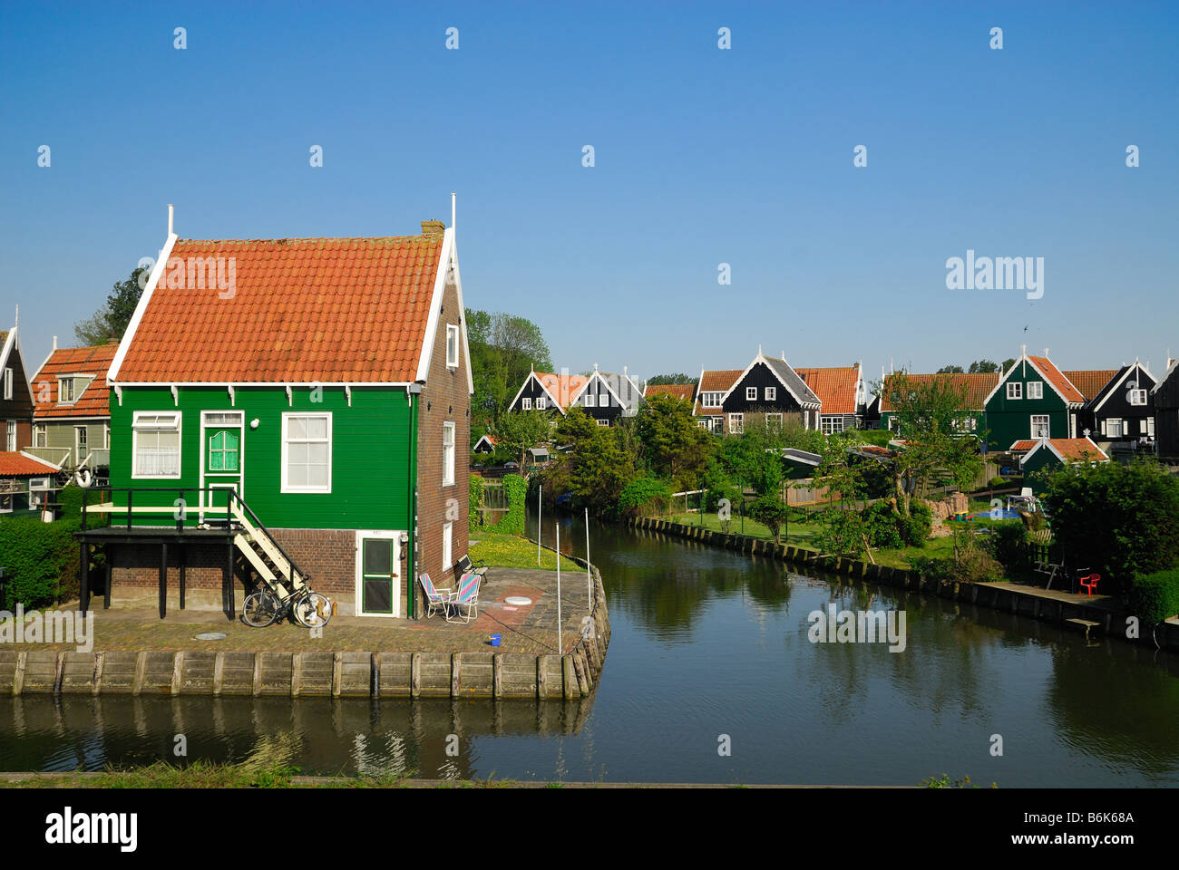 Old Dutch maisons dans un petit village près de Marken Amsterdam Banque D'Images