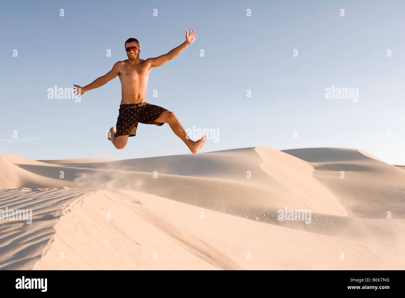 Man au-dessus dune de sable Banque D'Images