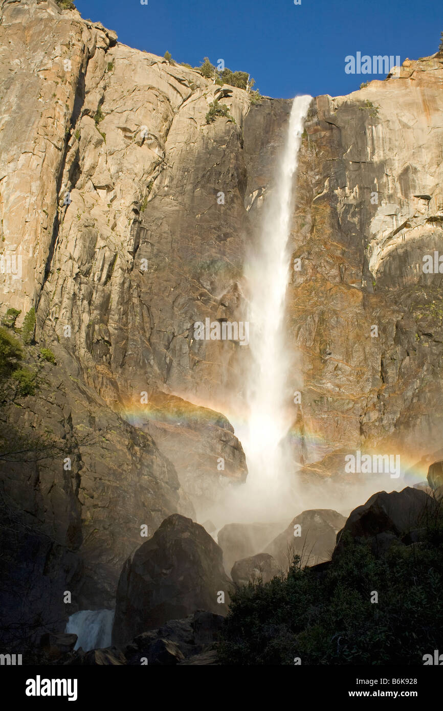 Arc-en-ciel - de la Californie à la base des chutes Yosemite inférieur dans la région de Yosemite National Park. Banque D'Images