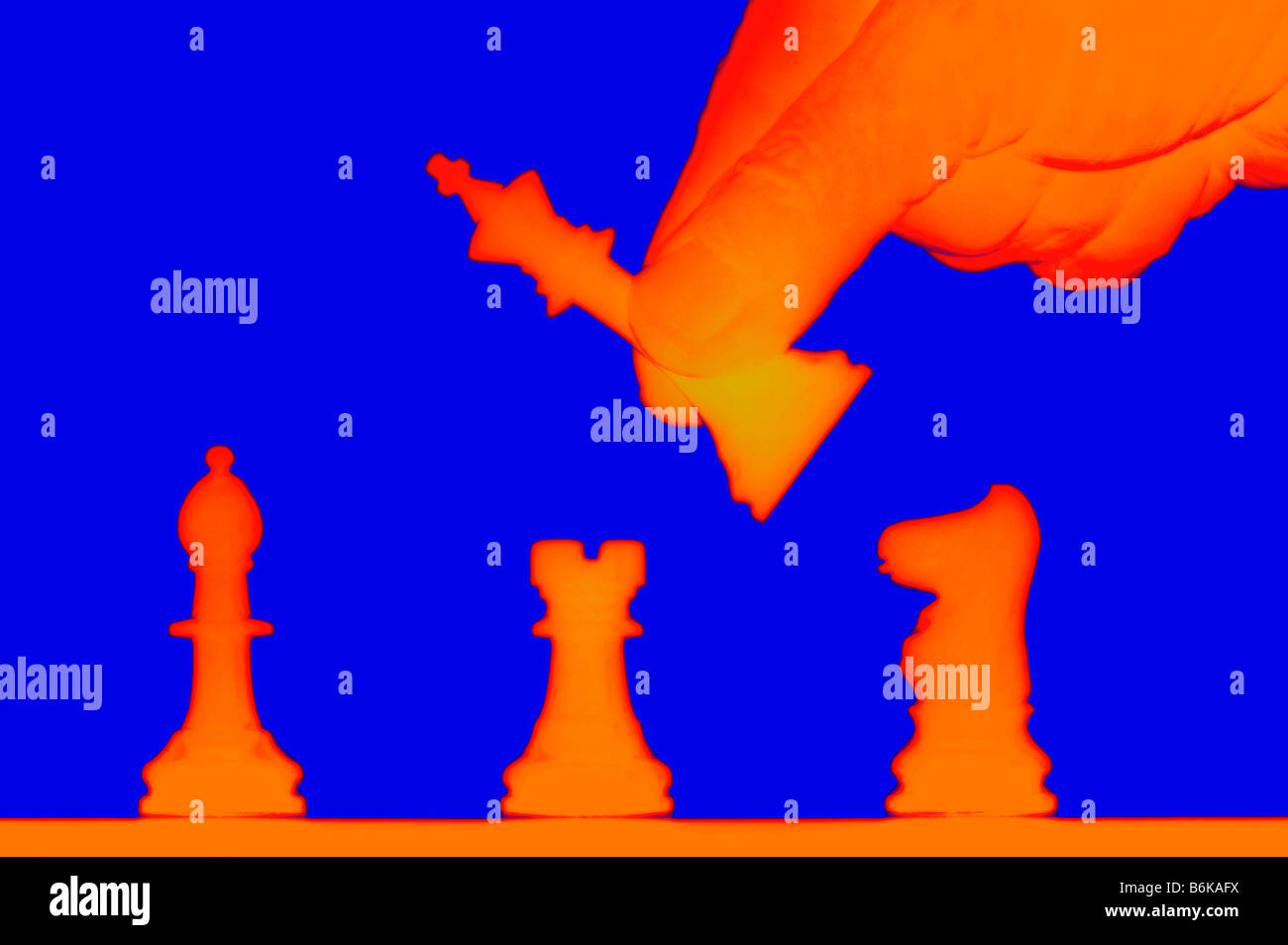 Main mâle déménagement pièces des échecs qui se découpent sur l'échiquier modifié numériquement Banque D'Images