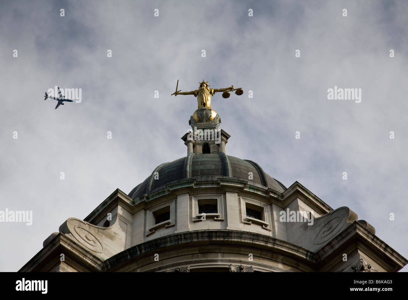 Statue de Dame Justice par le sculpteur britannique F W Pomeroy est situé au-dessus de la coupole de l'Old Bailey, London, Angleterre. Banque D'Images