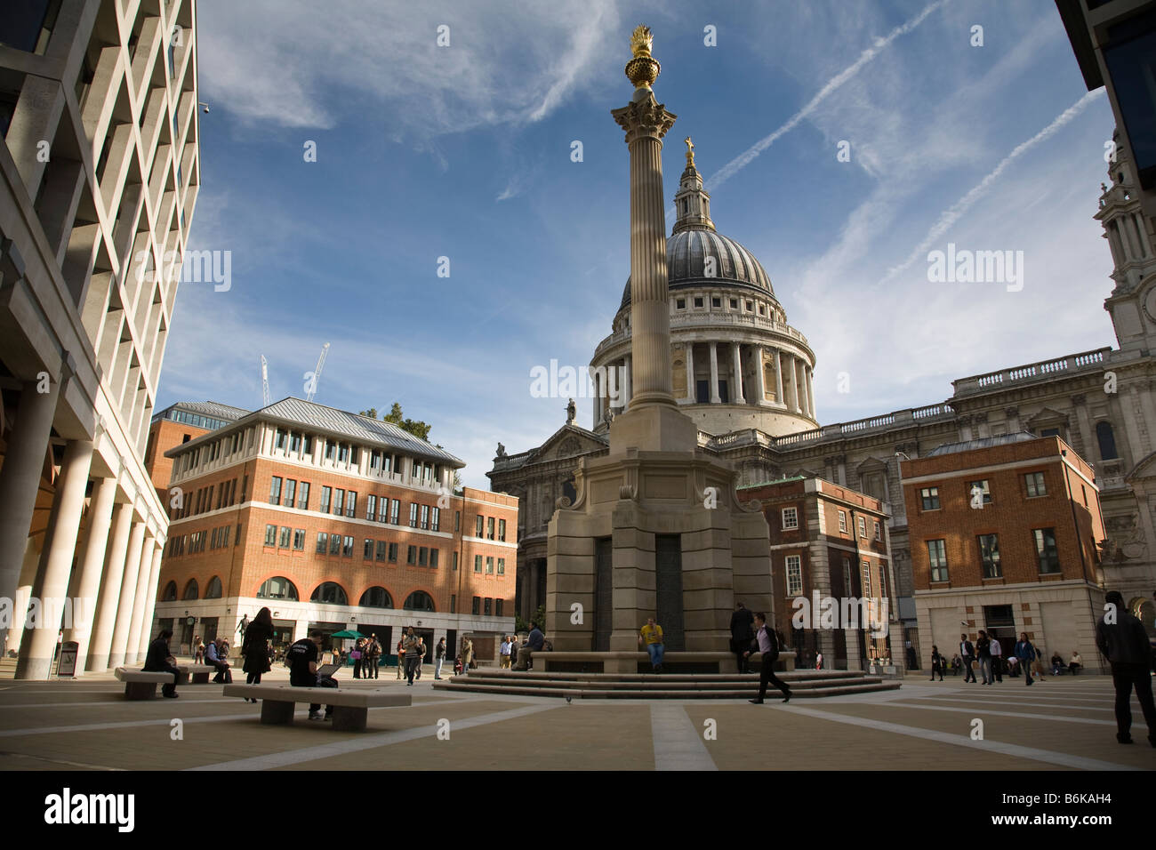 Paternoster Square avec St Paul's Dome dans l'arrière-plan et le Square Paternoster Colonne dans l'avant-plan de Londres, Angleterre. Banque D'Images