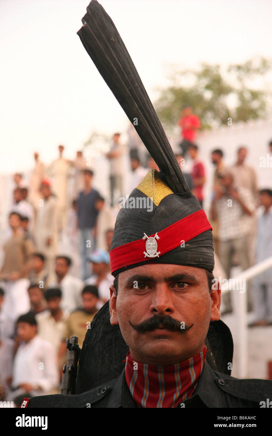 Garde-frontière pakistanais à la frontière cérémonie de clôture Banque D'Images