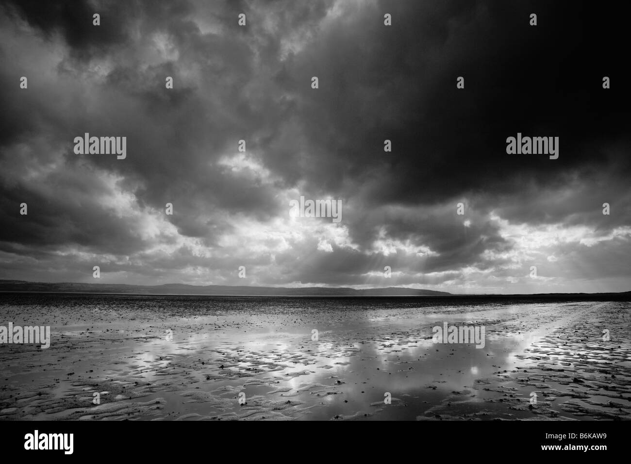 Ciel d'orage sur l'estuaire de la rivière Dee Banque D'Images