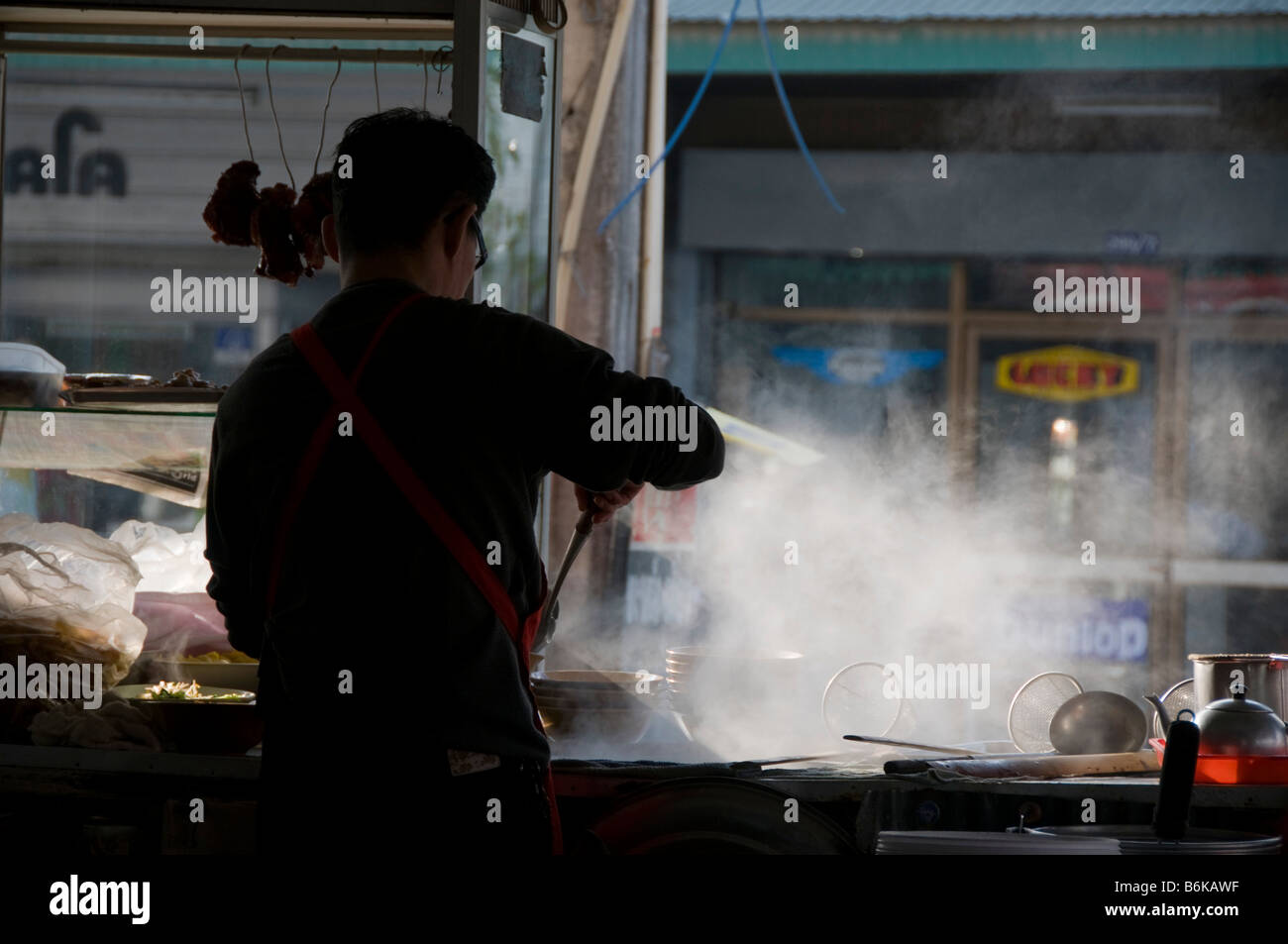 Vendeur de nouilles avec de la vapeur et de la lumière du matin dans la région de Mae Sot en Thaïlande Banque D'Images