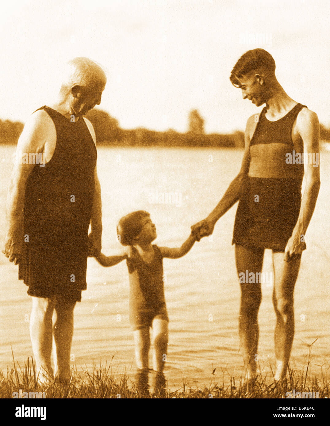 Retro photo de trois générations faites vers 1920 par le lac Banque D'Images