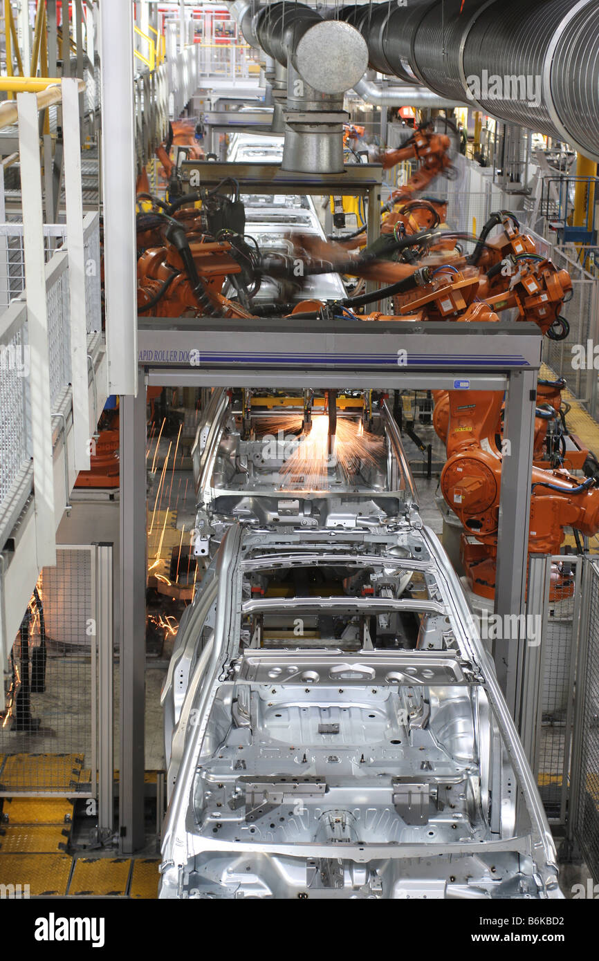 Soudure Robots toits Freelander Jaguar Land Rover à l'usine de Halewood Banque D'Images