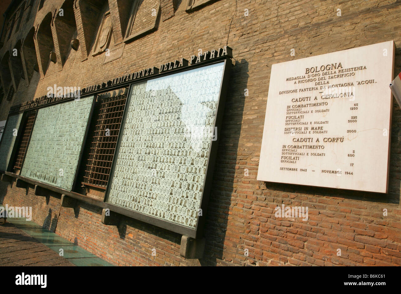 Mémorial pour les partisans italiens tués combats dans la résistance pendant la Deuxième Guerre mondiale. Piazza del Nettuno, Bologne, Italie Banque D'Images