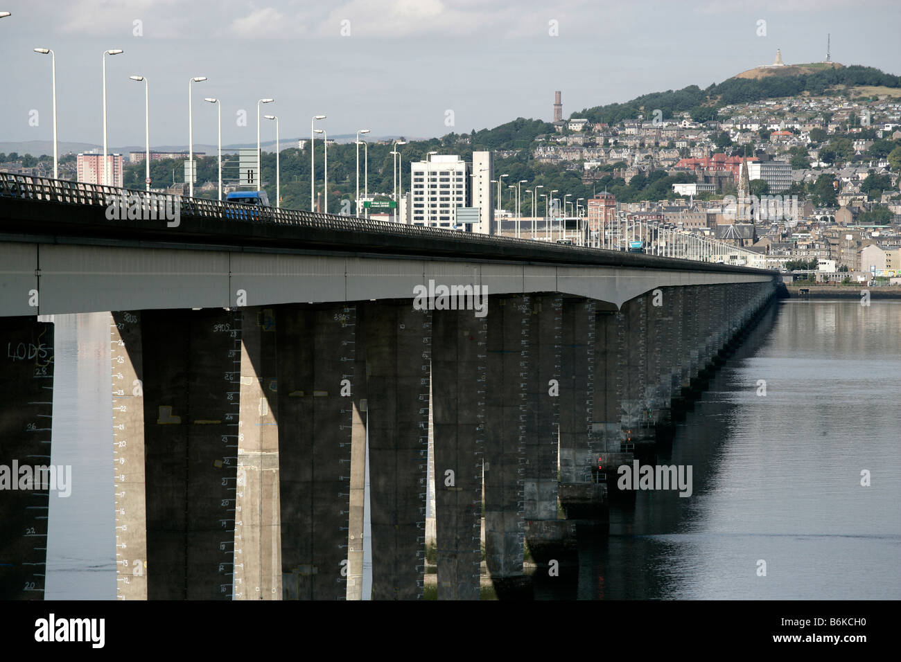 Ville de Dundee, Ecosse. Voir à au nord-ouest de la William Fairhurst conçu Tay pont routier sur l'estuaire de la rivière Tay. Banque D'Images