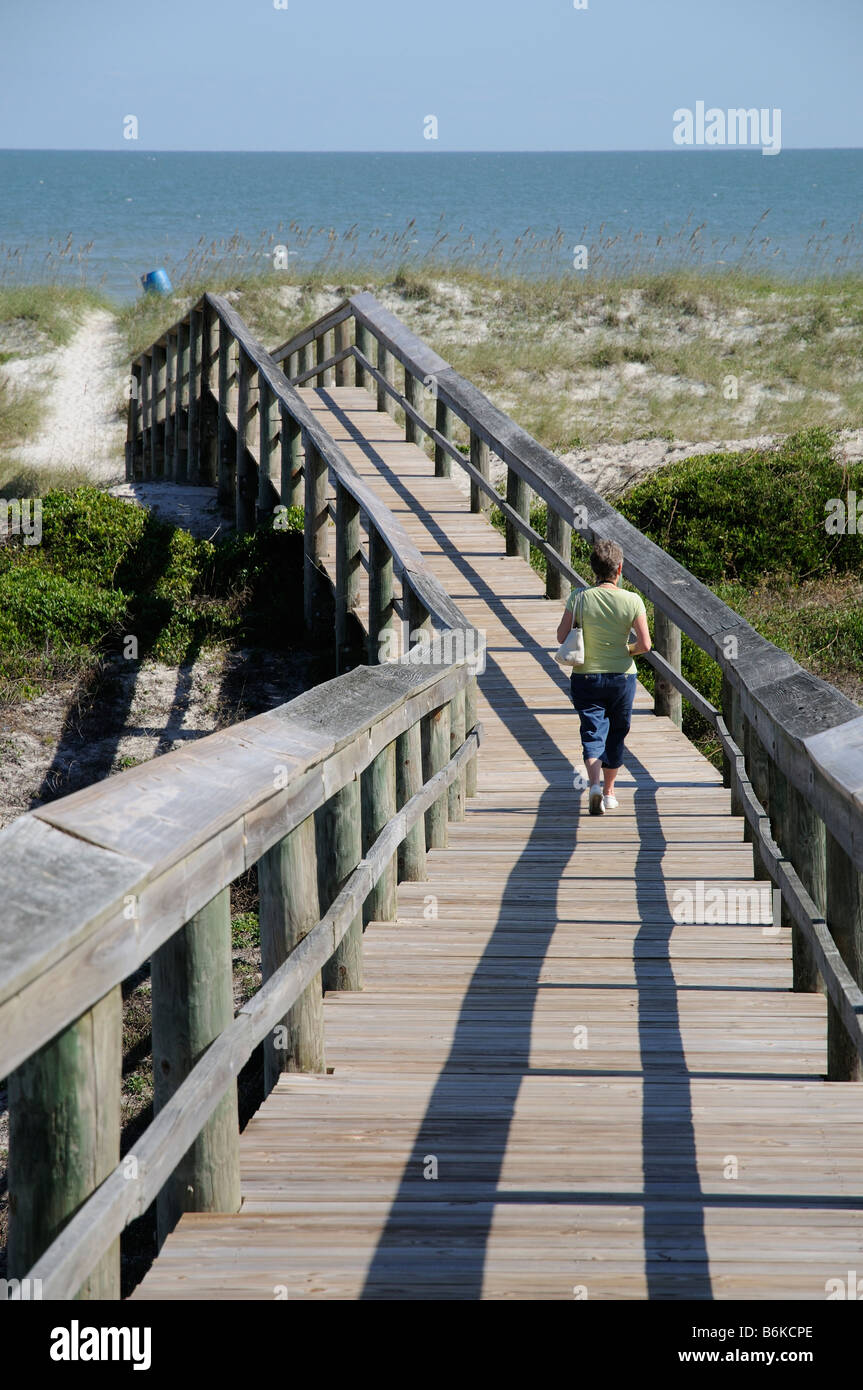 Passerelle en bois sur la plage à Amelia Island en Floride USA Banque D'Images