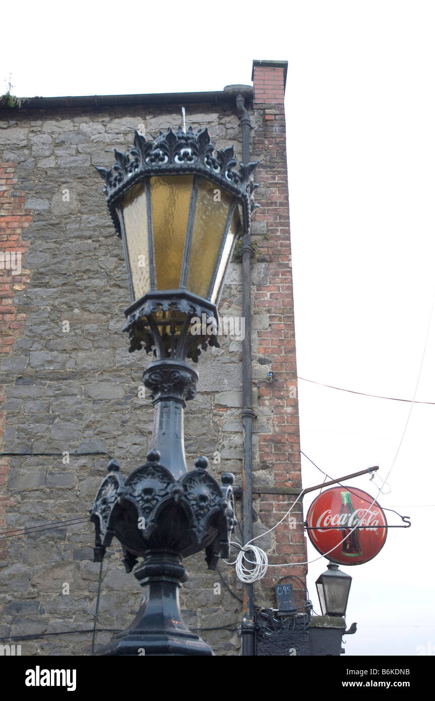 Une lampe de rue et un coca cola signer dans le comté de Louth drogheda en Irlande Banque D'Images