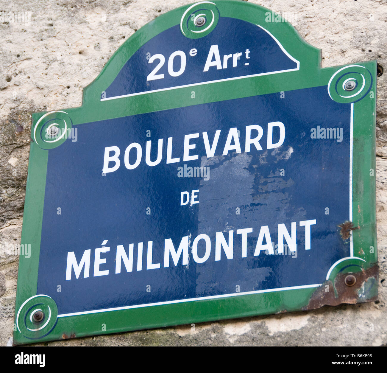 Boulevard de Ménilmontant la rue devant le cimetière du Père Lachaise à Paris Banque D'Images