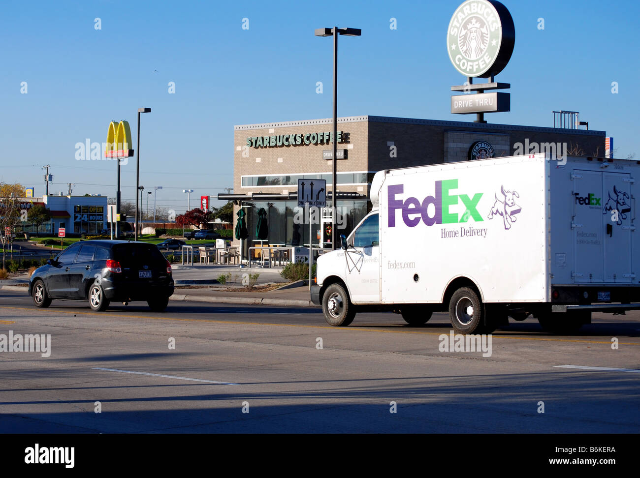 Fed Ex Chariot en face d'un magasin Starbucks Banque D'Images