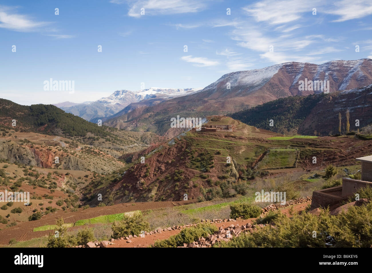 Paysage rural pittoresque village berbère traditionnel avec terrasse sur colline dans Haut Atlas. Sidi Faress le Maroc. Banque D'Images