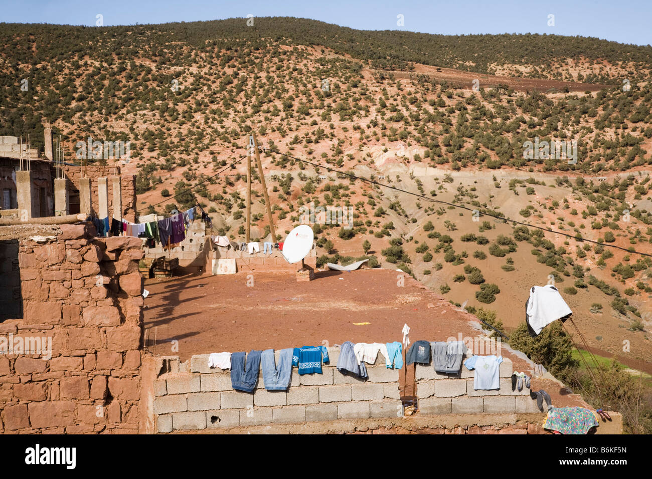Sidi Faress Décembre Maroc maison de village de montagne traditionnel berbère toit avec le lavage et l'antenne satellite Banque D'Images