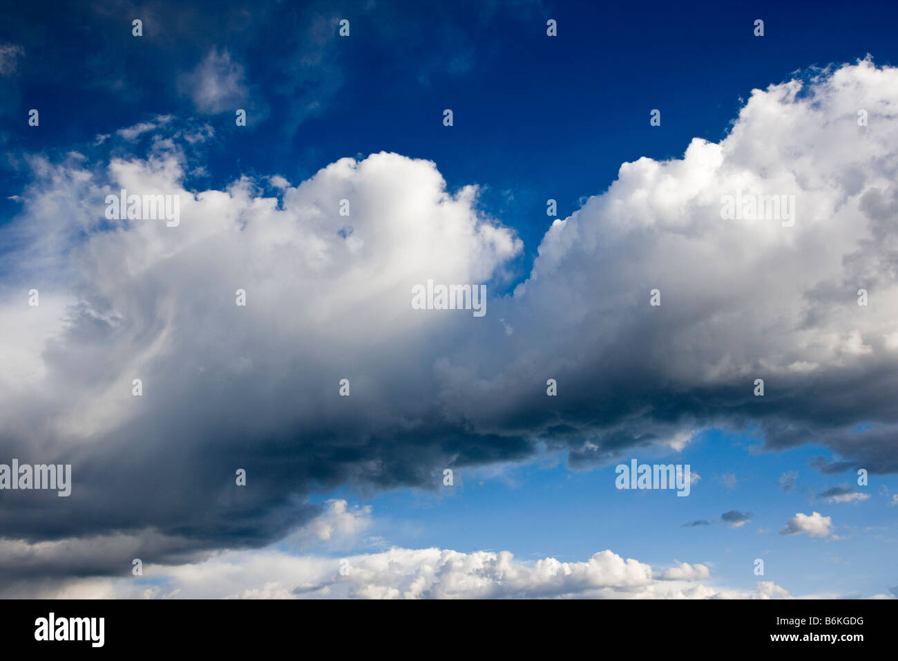 Ciel dramatique et nuages, bassin de sable noir, Parc National de Yellowstone, Wyoming, USA Banque D'Images