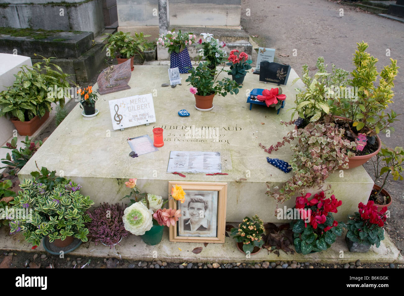 La Tombe de Gilbert Bécaud au cimetière du Père-Lachaise à Paris, France  Photo Stock - Alamy