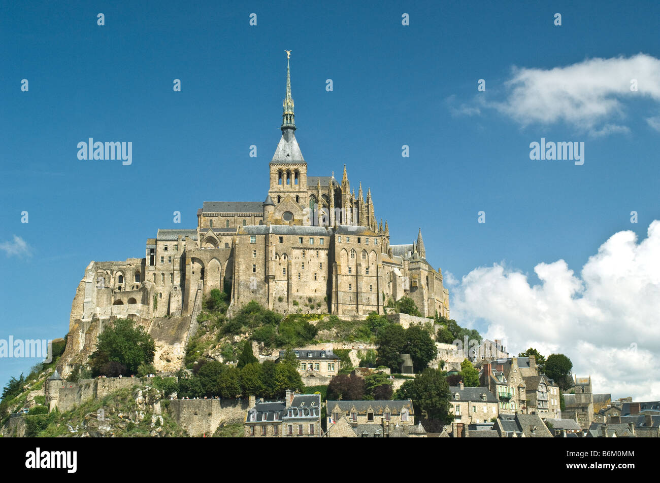 Mont Saint Michel sur un jour d'été ensoleillé Banque D'Images